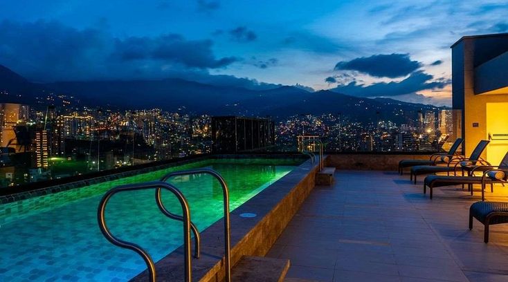 HOTEL-YORK-LUXURY-SUITES- POOL