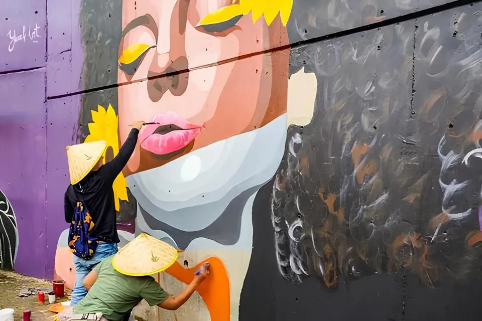 Medellin: Comuna 13 Graffiti Tour, Street Food and Cable Car
