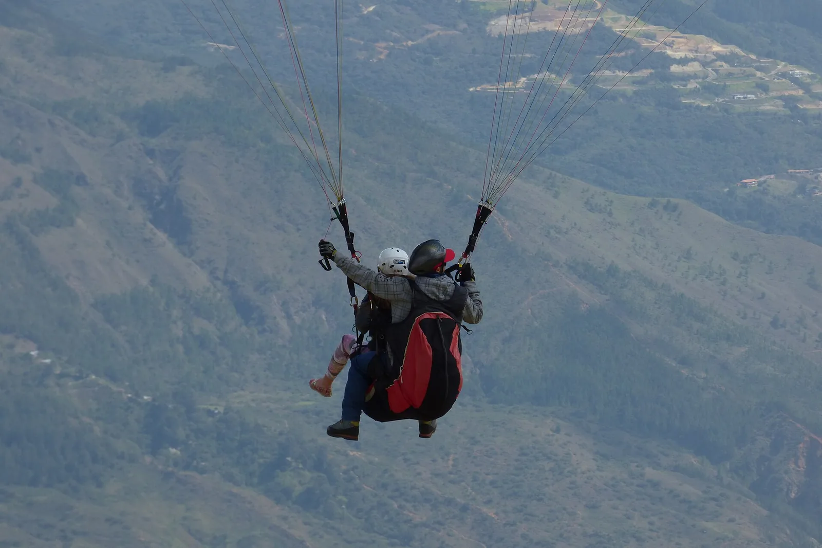 Paragliding near San Félix outside Medellín
